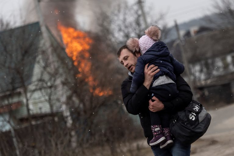 Russian troops advance towards the capital of Kyiv in Irpin